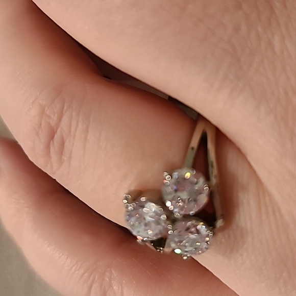 Three stone Cubic zirconia stainless steel ring - Picture 4 of 9